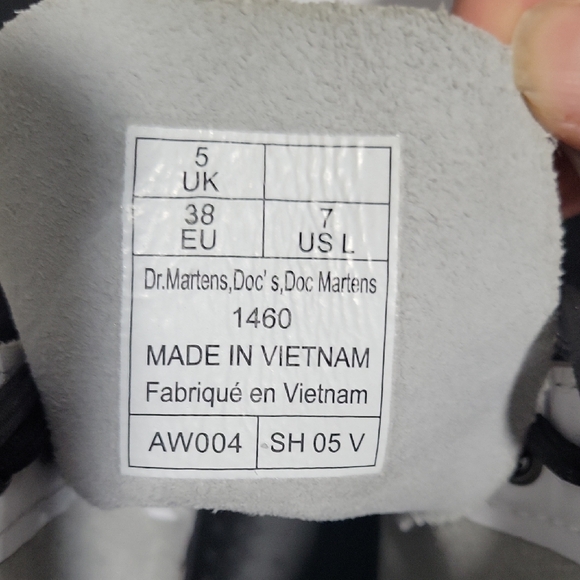 LIKE NEW Dr. Martens 1460 black lace leather boots - Picture 2 of 9